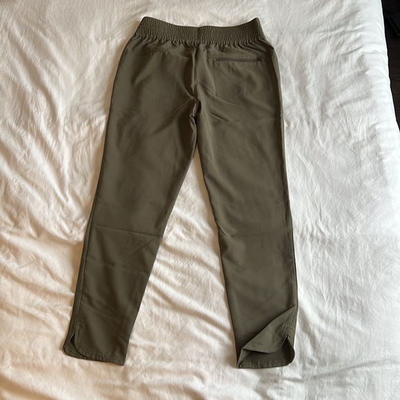 Sherpa Adventure green crop pants small, new - Picture 2 of 6